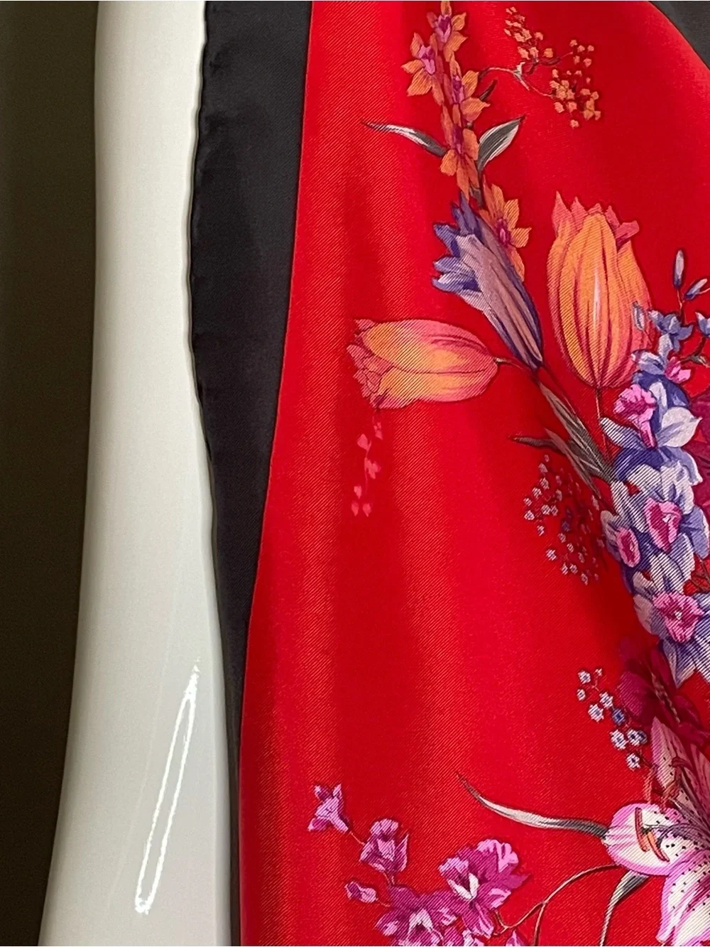 Stunning Christian Dior Silk Scarf 26 In Sq Very Good Condition - Picture 9 of 10